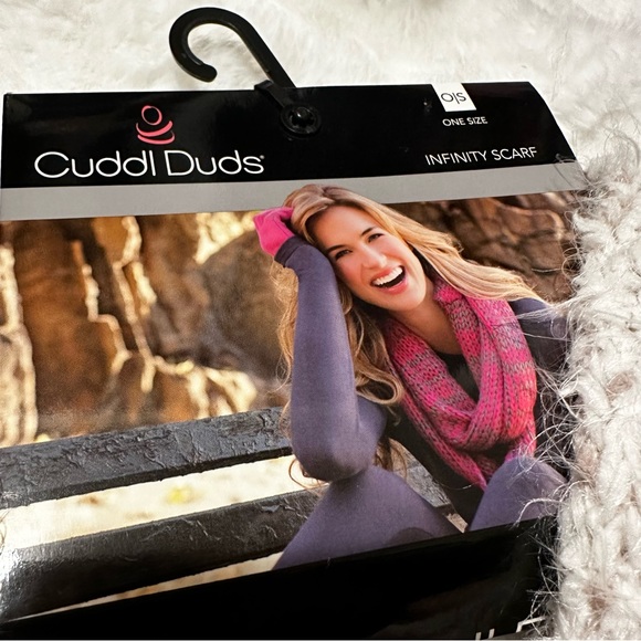 Woman’s Cuddl Dud Knit Infinity Scarf and Mittens Set NWT - Picture 5 of 5